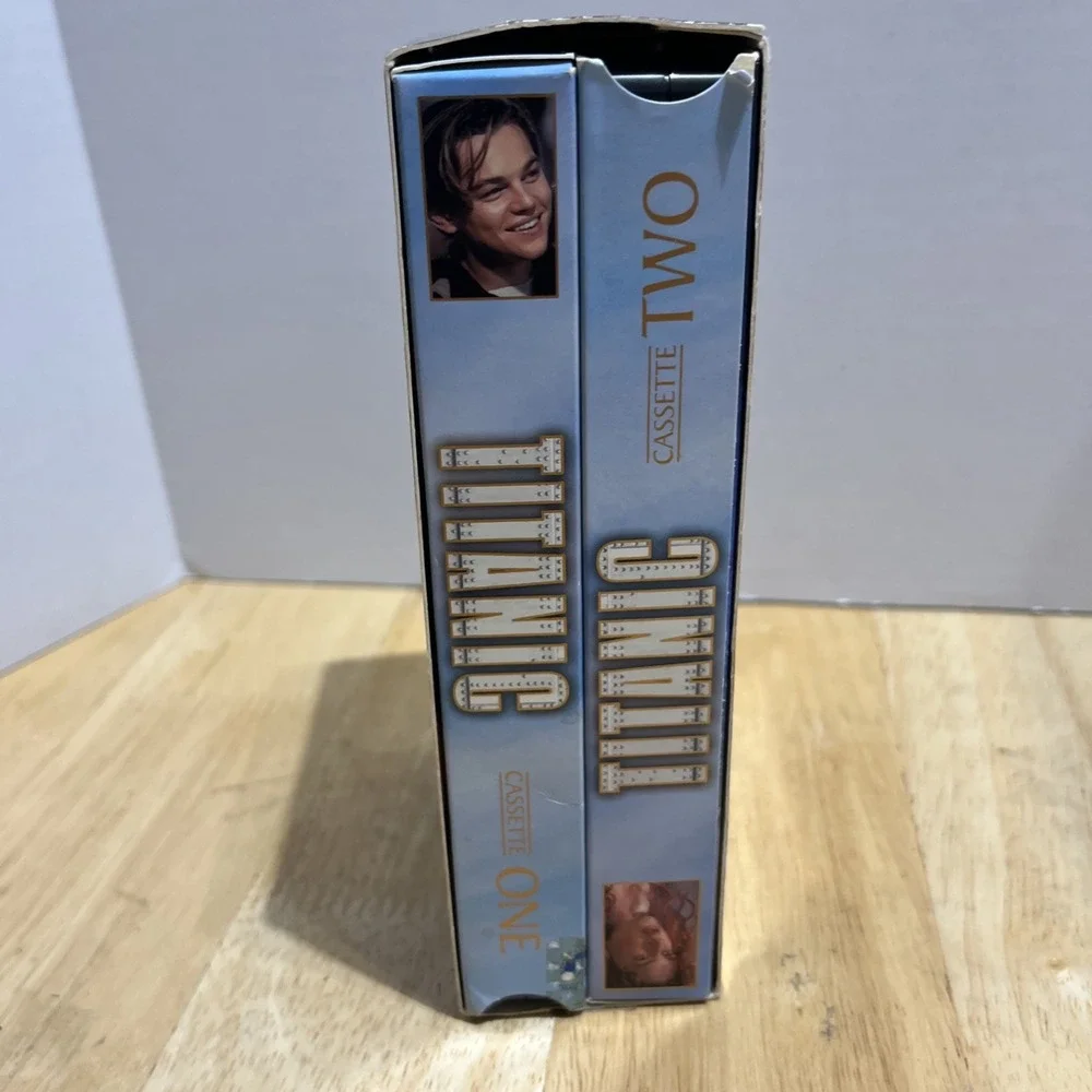 Titanic (VHS, 1998 2-Tape Set) Leonardo DiCaprio Kate Winslet Kathy Bates 334813